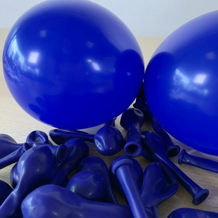 Ballons 13cm bleu roi gonflés