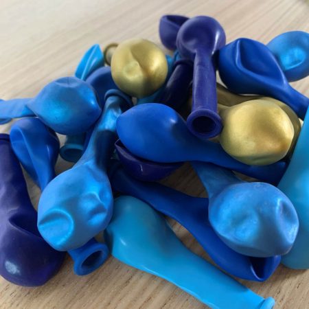 25 petits ballons bleu et or