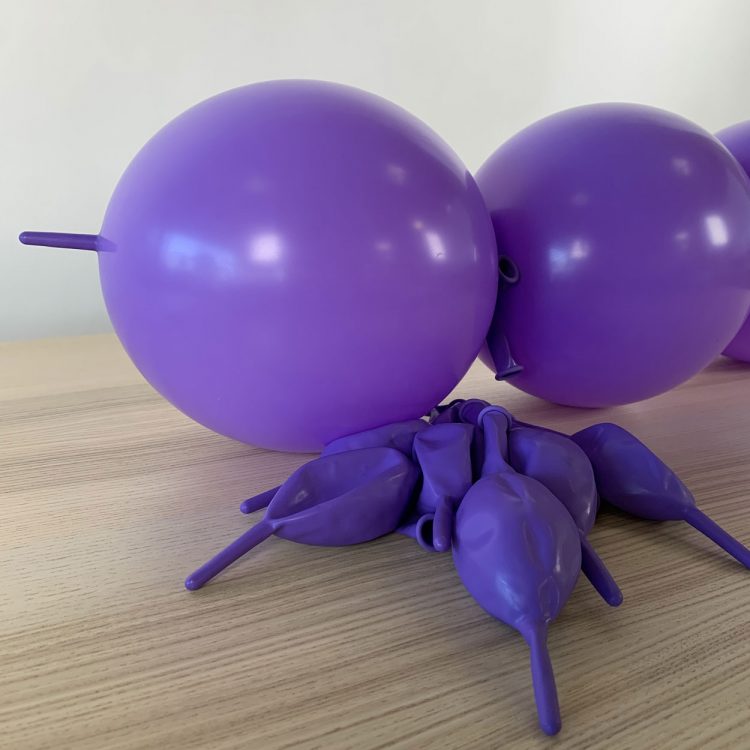 ballons construction lilas guirlande