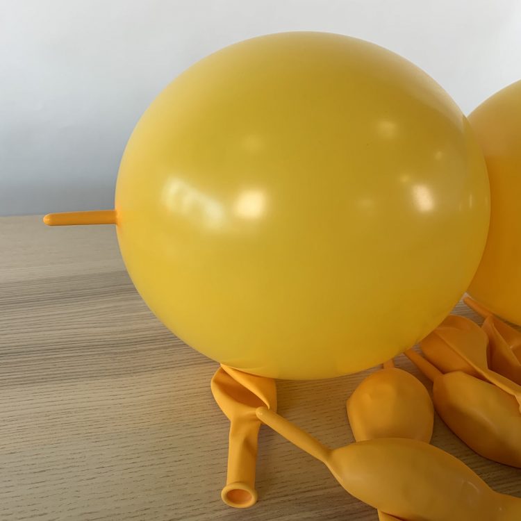 ballon 30 cm construction jaune or gonflé