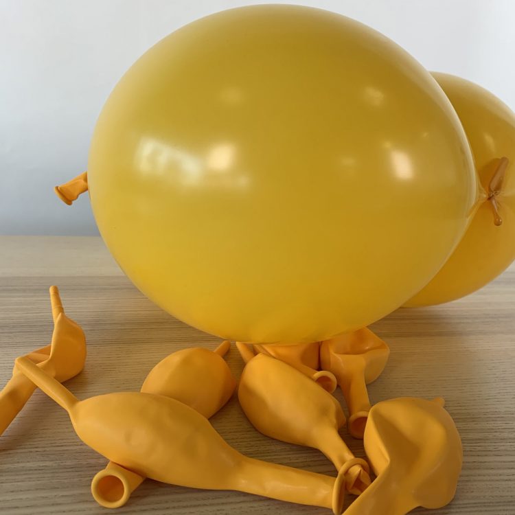 ballon construction jaune or gonflé